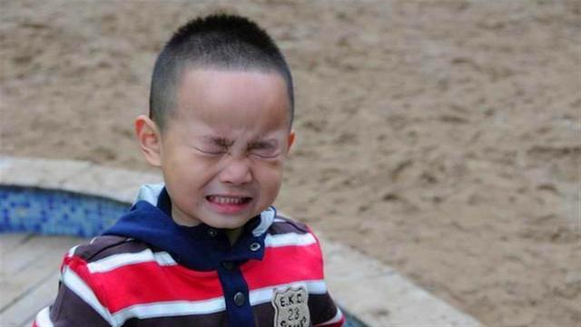 3岁儿子把石灰撒进眼睛，妈妈不敢用水洗，事后医生大骂：无知
