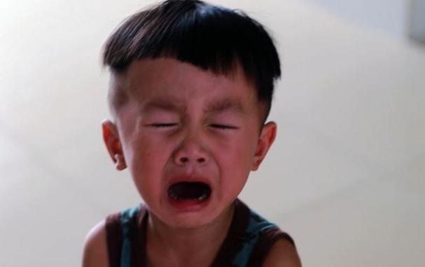 孩子被同学推倒摔伤，爸爸群里说了这段话，家长纷纷说他情商高
