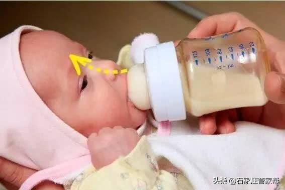 新生宝宝8大怪，打嗝，吃脚，长得快，当妈后也不知道的知识