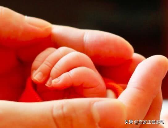 新生宝宝8大怪，打嗝，吃脚，长得快，当妈后也不知道的知识