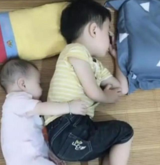 兄妹俩人一起睡觉，宝妈掀开被子心都酥了：这二胎算是生对了