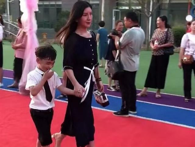 幼儿园毕业典礼，妈妈盛装出席带孩子走红毯，网友：当妈太难了