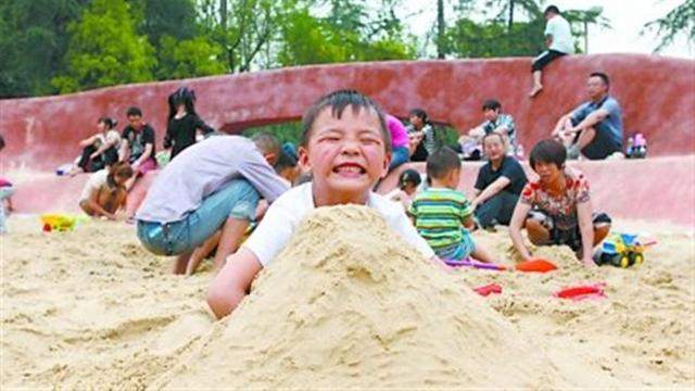 3岁儿子把石灰撒进眼睛，妈妈不敢用水洗，事后医生大骂：无知