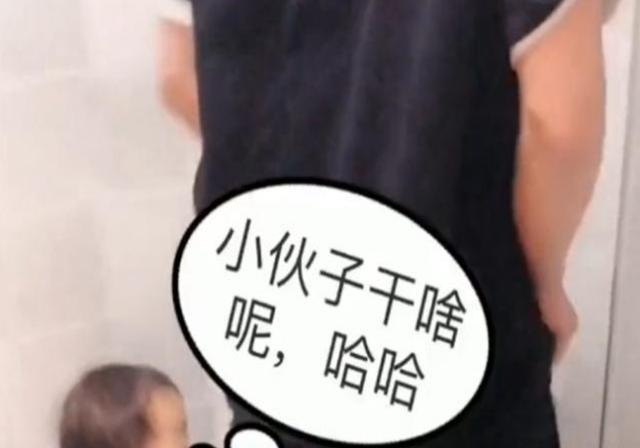 爸爸蹲厕所，两岁女儿频繁打扰，爸爸这个举动让妈妈笑的不能自已
