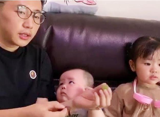 “爸爸刚才像对妈妈一样对待姐姐”，面对儿子的疑惑，妈妈笑翻了