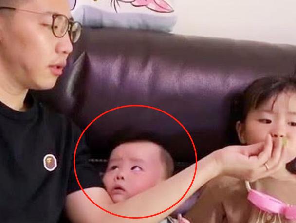 “爸爸刚才像对妈妈一样对待姐姐”，面对儿子的疑惑，妈妈笑翻了