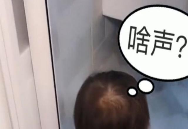 爸爸蹲厕所，两岁女儿频繁打扰，爸爸这个举动让妈妈笑的不能自已