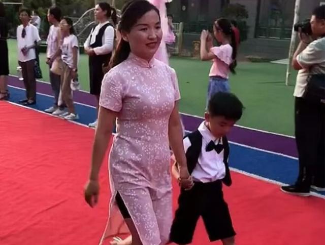 幼儿园毕业典礼，妈妈盛装出席带孩子走红毯，网友：当妈太难了