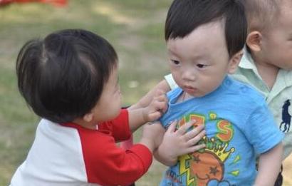 孩子被同学推倒摔伤，爸爸群里说了这段话，家长纷纷说他情商高