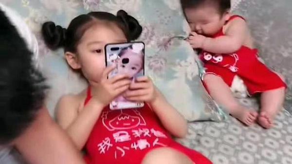 爸爸喂女儿吃西瓜，一旁的儿子受冷落，网友笑喷：儿子不是亲生的
