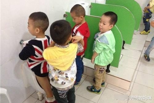 孩子不敢在幼儿园拉粑粑都是老师的错？心理学家：家长的做法很重
