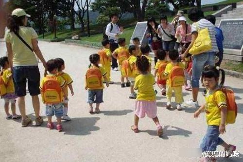 孩子不敢在幼儿园拉粑粑都是老师的错？心理学家：家长的做法很重