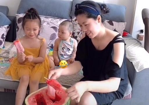 “套路王母女”带娃吃雪糕火了，被忽悠的娃开心地露出两颗小牙齿