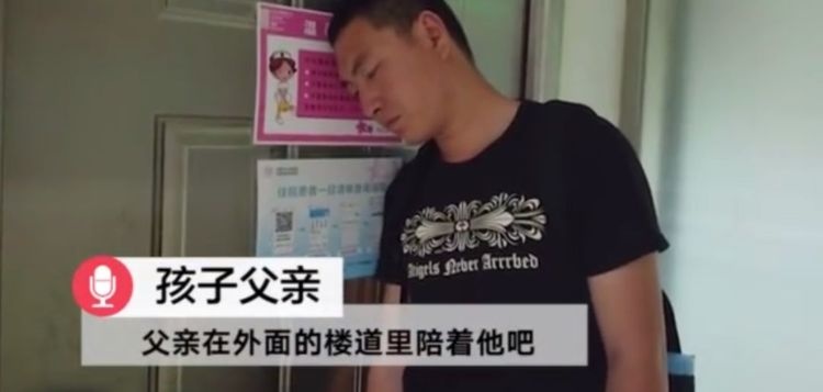 孩子出生患重症，母亲以泪洗面患抑郁，父亲每天工作15个小时送水