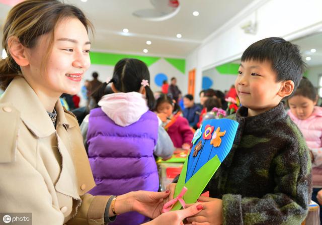 为了孩子去幼儿园当老师，真的能照顾到孩子吗？恐怕是你想多了