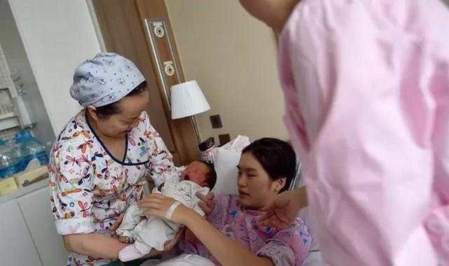 产妇散步时宝宝发动，病房里痛了三天，看到妻子老公失声痛哭