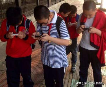 优秀的孩子也玩手机，为啥人家的成绩这么好，老师说...