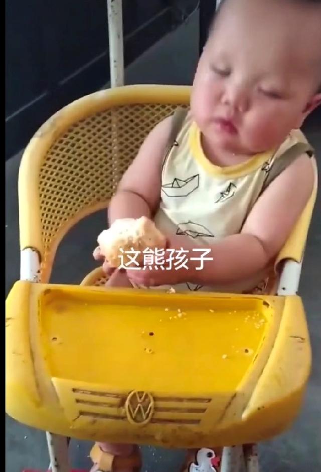 熊孩子太搞笑了，他是在睡觉还是在吃东西？网友：又骗我生孩子