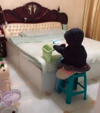 儿子在房间乖乖写作业，妈妈走近一看哭笑不得，网友：机智