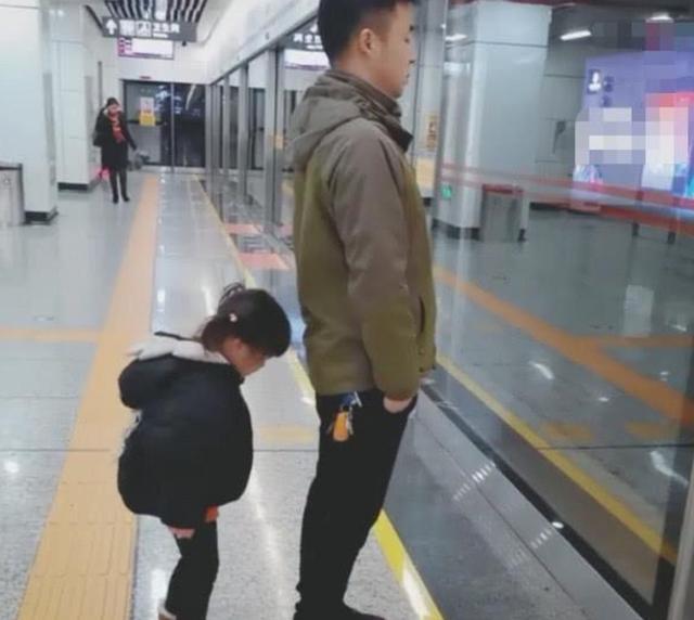 地铁里，奶爸的言传身教获赞无数：教养，才是最值得炫耀的财富