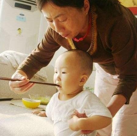 医生警告了：家长别犯糊涂，宝宝不满1岁就喂它，相当于喂药