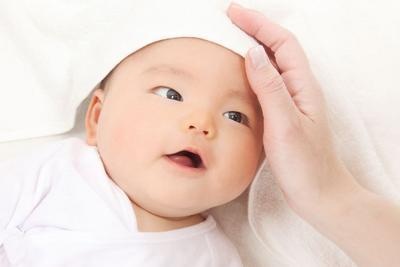 新生宝宝几个月会抬头，2个月晚了吗，超过这个时间提示父母注意