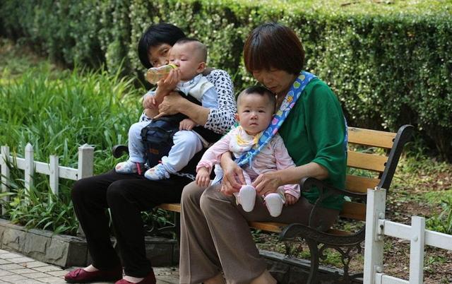 2岁宝宝只会说简单的话，只因姥姥的一个习惯，阻碍孩子语言发育