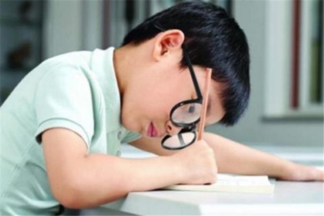 4岁女童近视600度，“罪魁祸首”不是手机，却是常见的食物？