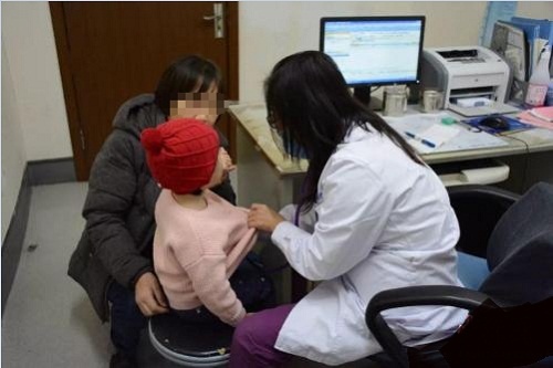 4岁女儿突然说屁屁痒，宝妈看到幼儿园老师发的照片，让园方道歉