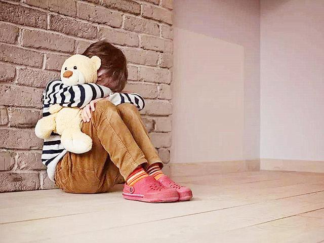 摸私处、夹腿，孩子看似“暧昧”的行为却含义复杂，家长需要注意