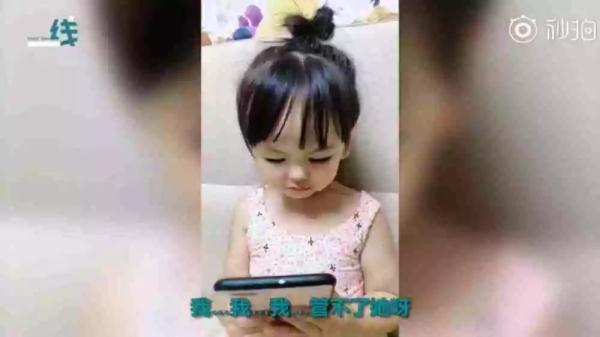 太萌啦！女儿被妈妈揍打电话给爸爸：今天我挨揍，下次就轮到你啦