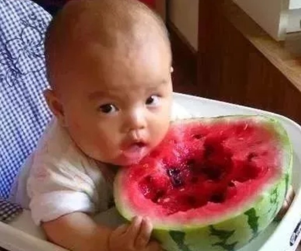 育儿：有三种水果大人可以随便吃，孩子却不能随便吃，受不了的