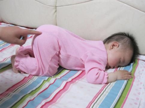 孩子喜欢“跪着”睡觉，是对还是错呢？答案来了！