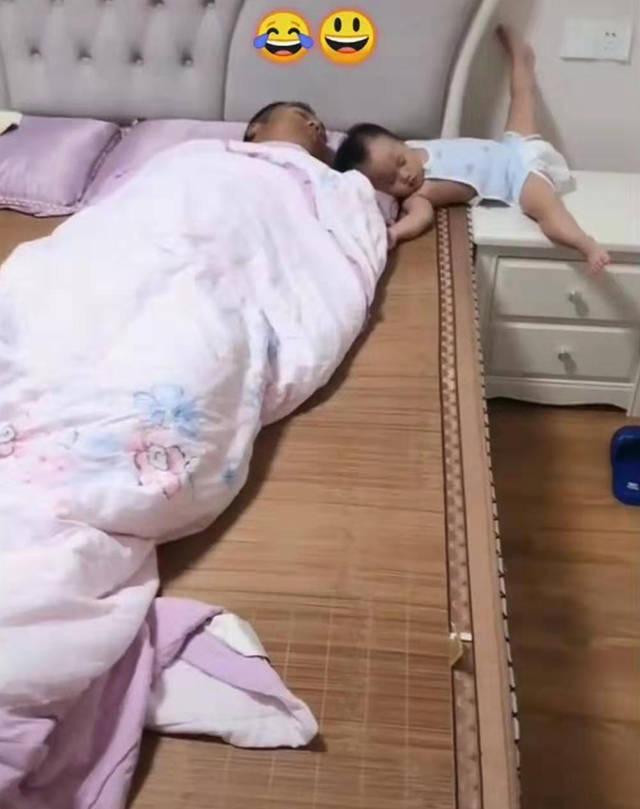 爸爸带娃，自己睡被窝，宝宝睡床头柜，妈妈看到空调温度伤心
