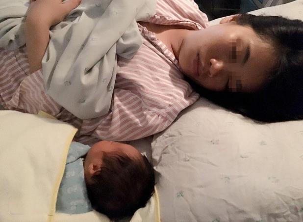 小宝宝睡觉时，为什么都是统一的“投降式”睡姿，需要干涉吗？