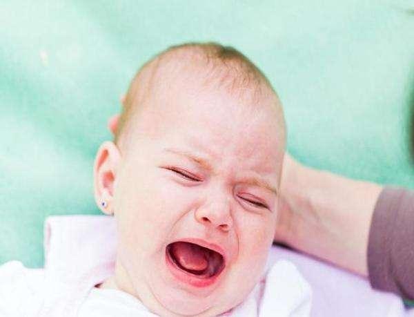 宝宝粘人只认妈，一步也走不开咋办？4招解决崩溃的你