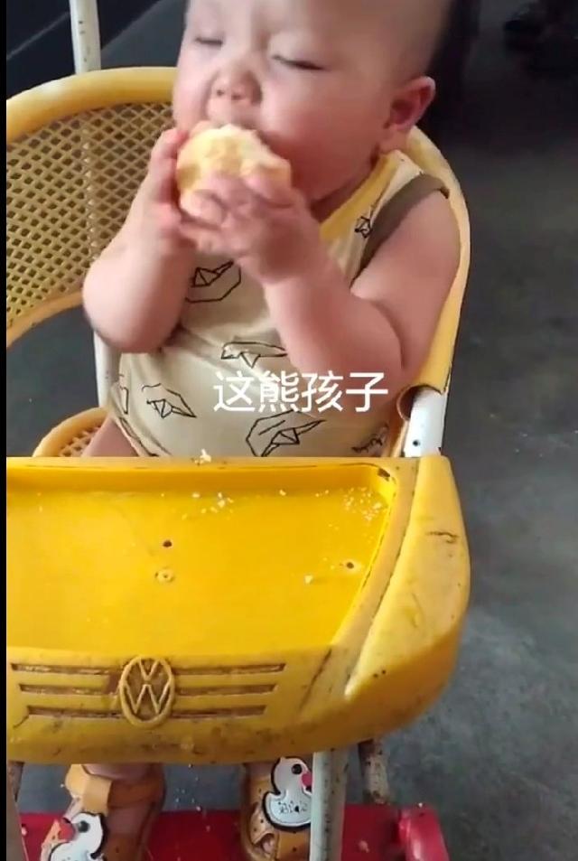 熊孩子太搞笑了，他是在睡觉还是在吃东西？网友：又骗我生孩子