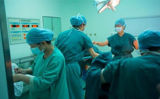 孕38周紧急剖腹产，因孕妈做错一件事，胎儿“五花大绑”出生