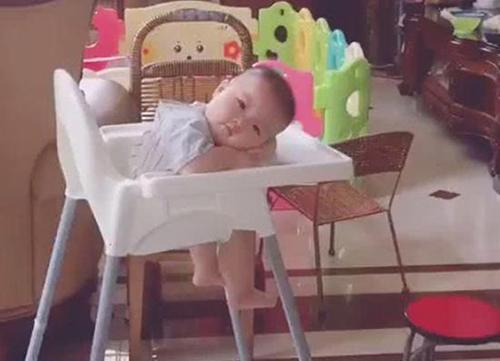 喂完宝宝，宝妈争分夺秒吃饭，回头看到宝宝眼神，网友：累也值
