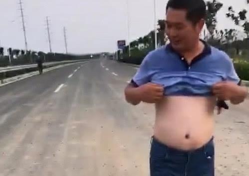 “露肚肚姥爷”带娃出门散步火了，娃跟在后面撩起衣服神同步