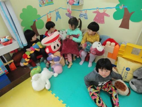 4岁女儿突然说屁屁痒，宝妈看到幼儿园老师发的照片，让园方道歉