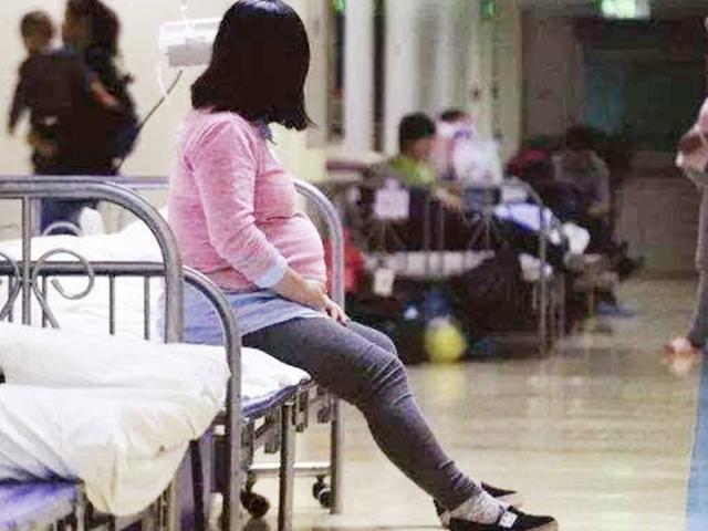 5小时艰难产下龙凤胎，全家高兴之时，医生看着产妇却叹了口气
