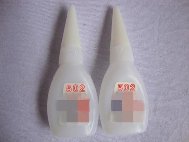 3岁男孩误将502当眼药水，宝妈的做法堪称教科书，保住了儿子的眼