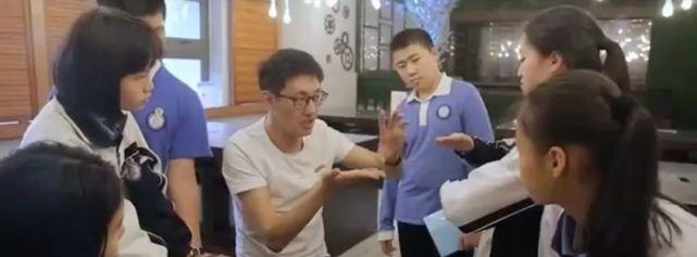 他带领孩子们玩出了新高度，摆脱了电子产品的束缚