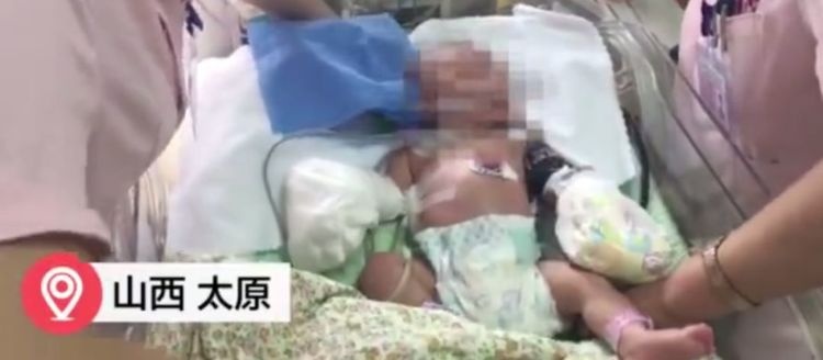 孩子出生患重症，母亲以泪洗面患抑郁，父亲每天工作15个小时送水