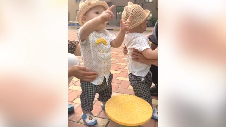 双胞胎孩子经常争东西，宝妈不知怎么办，听听专家怎么说