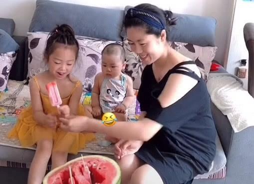 “套路王母女”带娃吃雪糕火了，被忽悠的娃开心地露出两颗小牙齿