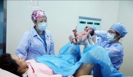 孩子只能躺着生？全错了，躺着生才累人！助产士：为什么不站着生