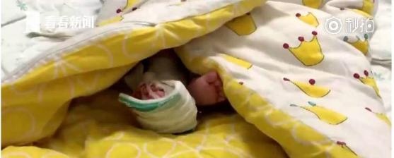 就因为一根头发丝，让2个月宝宝痛苦万分，妈妈哭得好心碎
