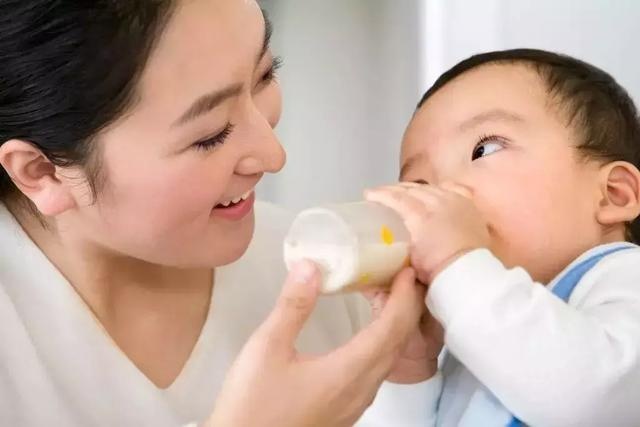 喂奶、辅食也是一门学问！奶量与辅食的分配有技巧